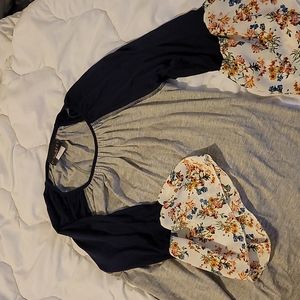 Discreet long sleeve top size small.